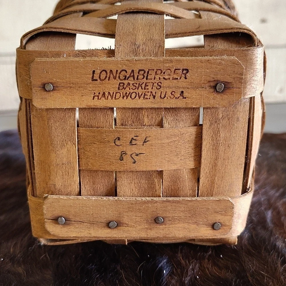 Longaberger basket woven 1985 with handle vintage